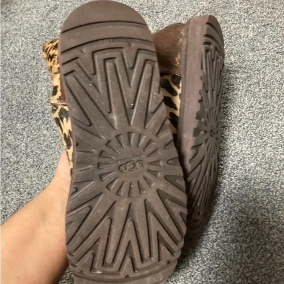 Ugg size 6 leopard boots - Picture 3 of 4